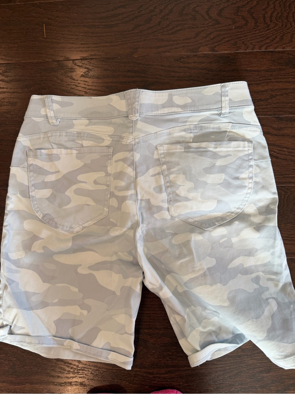 Democracy women’s Pale Blue Camo Flat Front Shorts, Size 12 - Picture 6 of 6